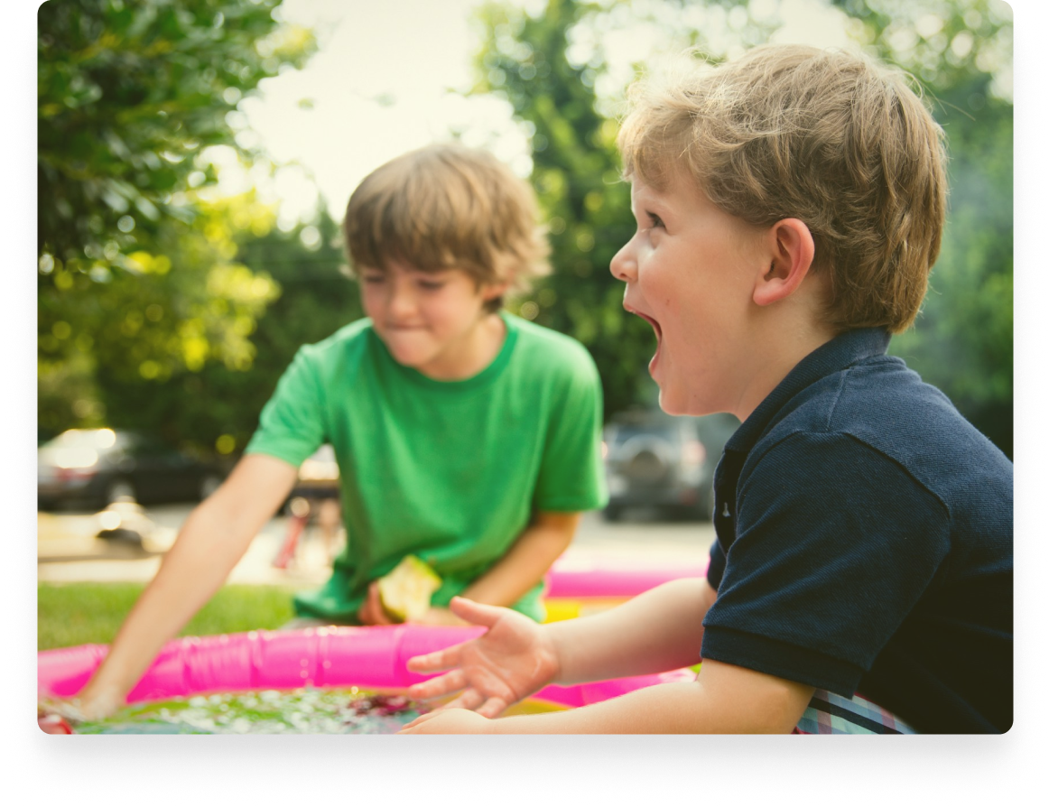 Especialista fazendo exercícios com duas crianças