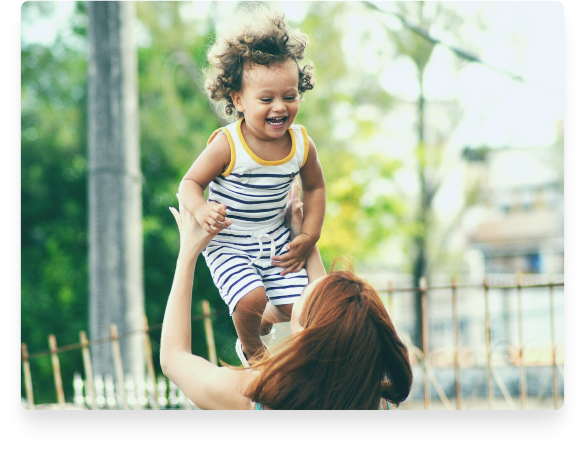 Especialista fazendo exercícios com duas crianças